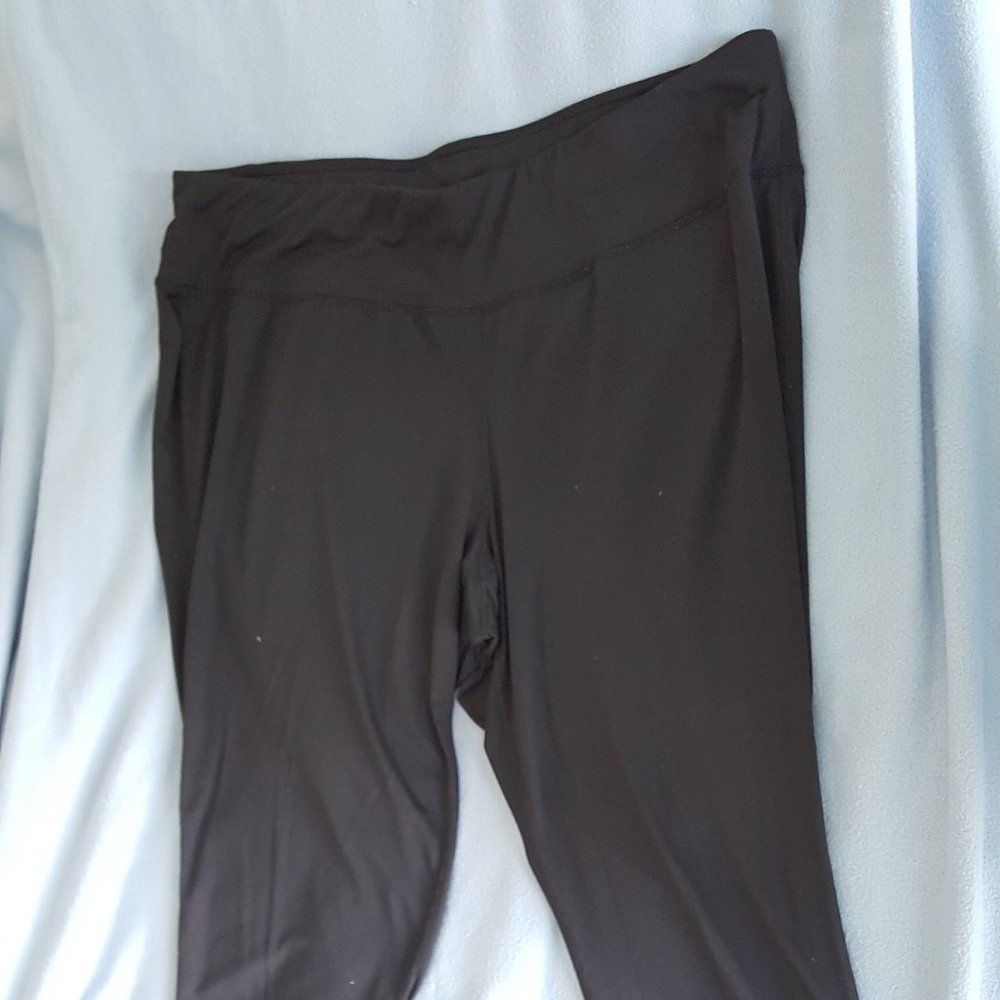 Size 22/24 Lane Bryant Livi Active Fitness Black Warming Legging